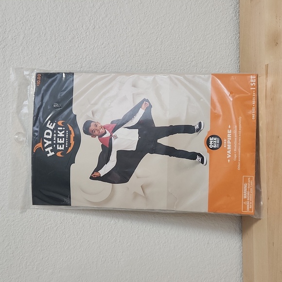 New in package Target Halloween kids one size fits most Vampire cape & medallion - Picture 1 of 4